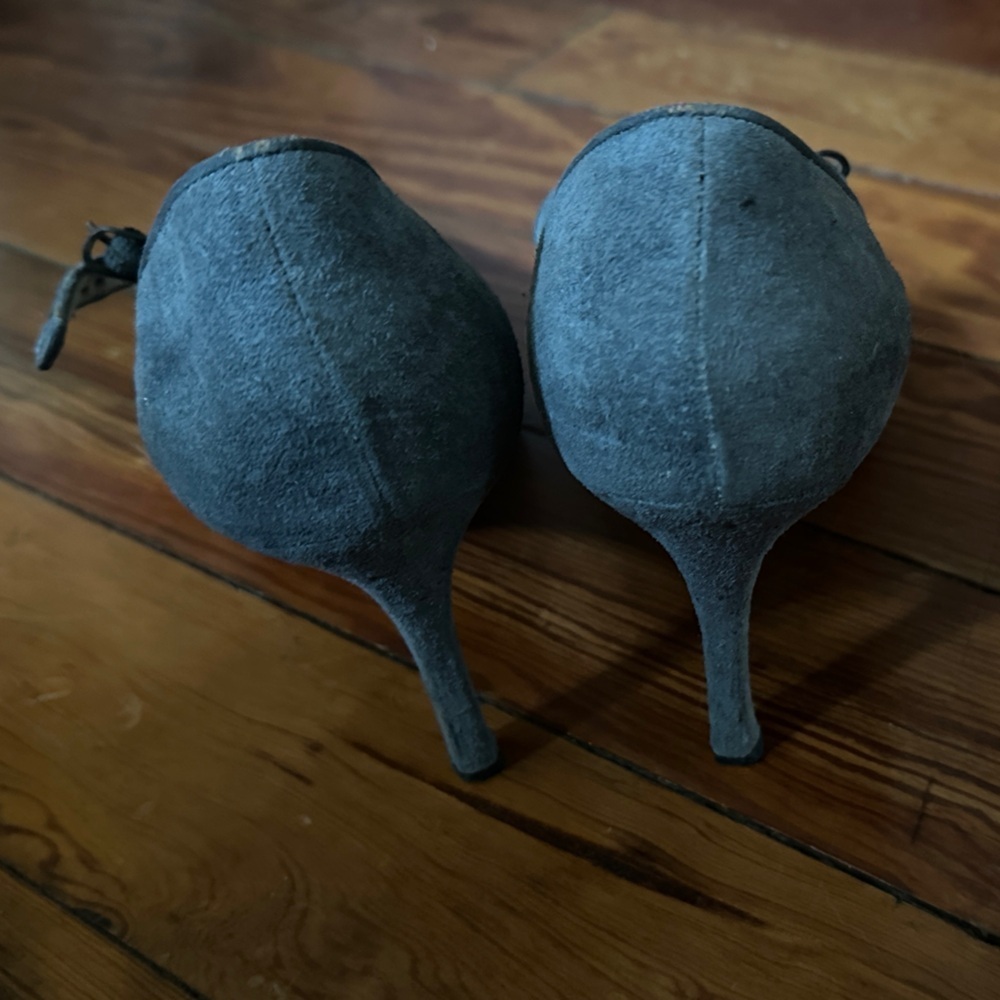 Sz 38 Manolo Blahnik Gray Suede Heels - Picture 6 of 7